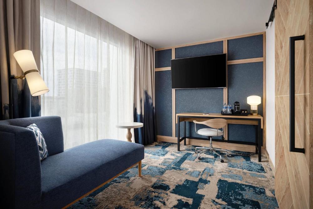 Studio Suite, 1 King, Corner room interior
